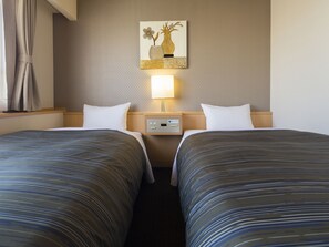 Desk, bed sheets - Himeji Castle Grandvrio Hotel (Himeji)