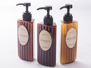 Ensemble douche/baignoire, articles de toilette gratuits, chaussons