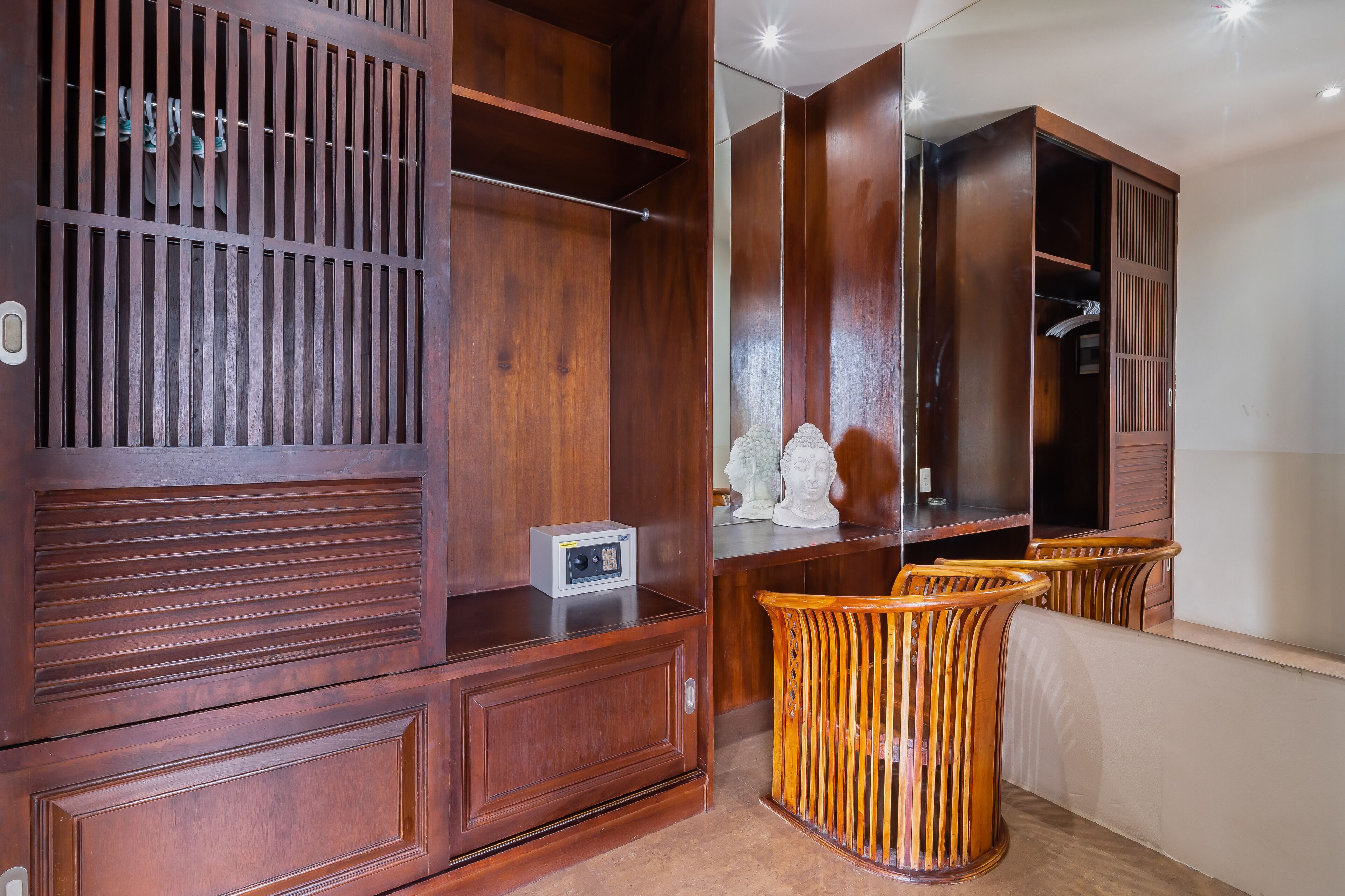 grand seaview room | wardrobe