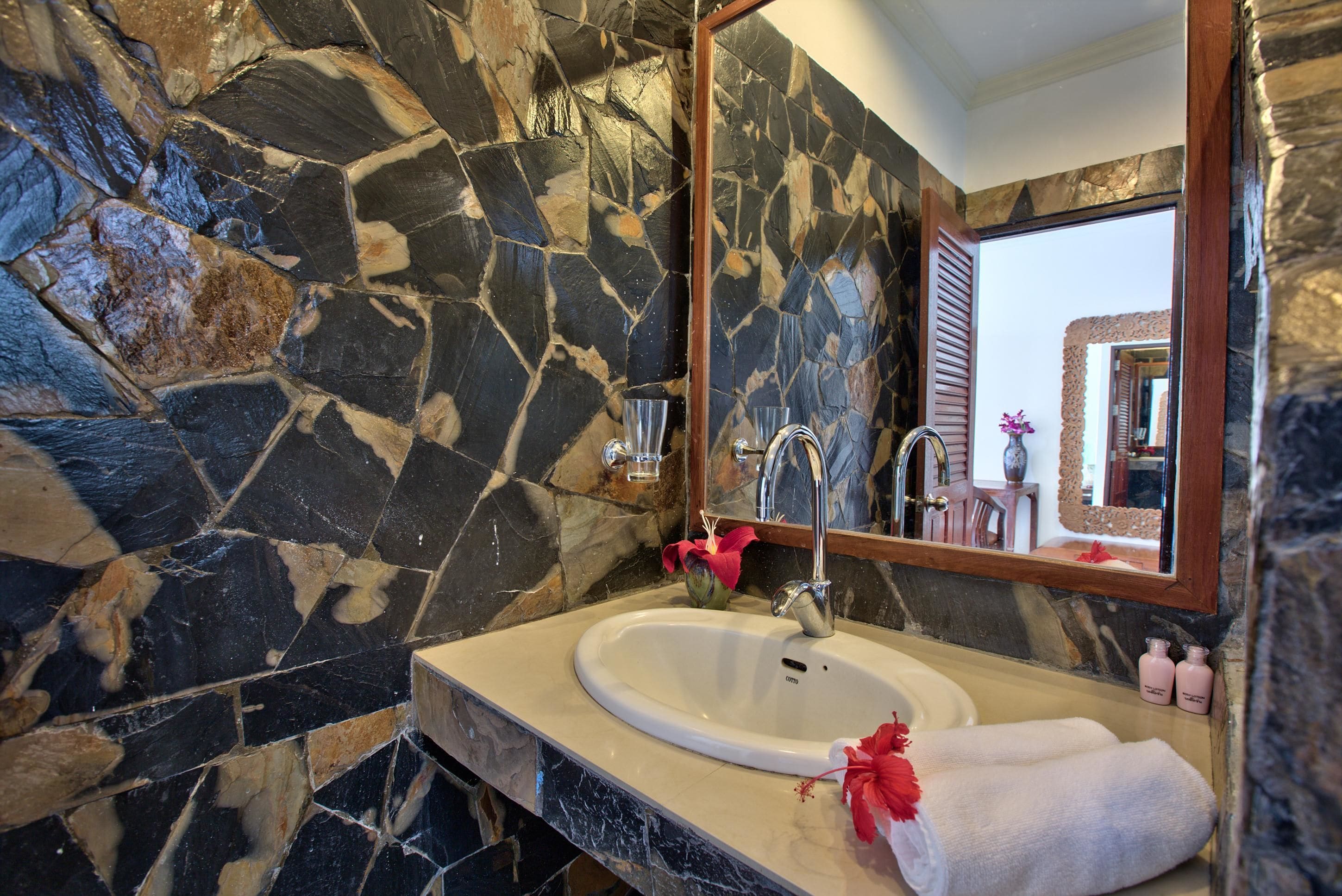 seaview deluxe room | bathroom sink