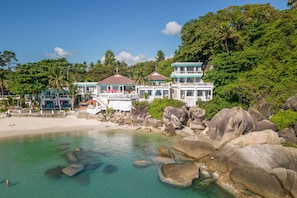 On the beach, white sand, beach towels, beach massages - Crystal Bay Beach Resort (Koh Samui)