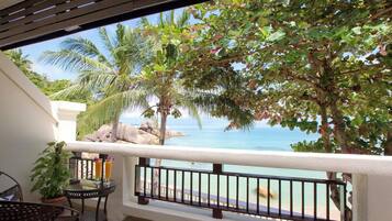 Deluxe Beachfront Room | Terrazza/patio