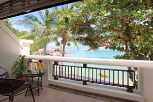 Deluxe Beachfront Room | Terraza o patio