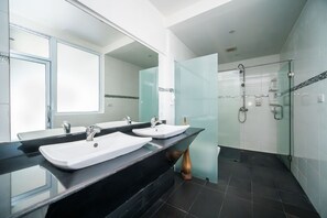 Beachfront Deluxe with Terrace | Bathroom | Shower, free toiletries, towels - Crystal Bay Beach Resort (Koh Samui)