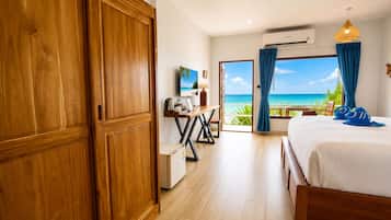 Seaview Deluxe Room | Frigobar (abastecido com alguns itens grátis), cofres nos quartos