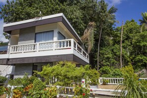 Grand Seaview Room | Minibarvarer (inkludert) og safe på rommet