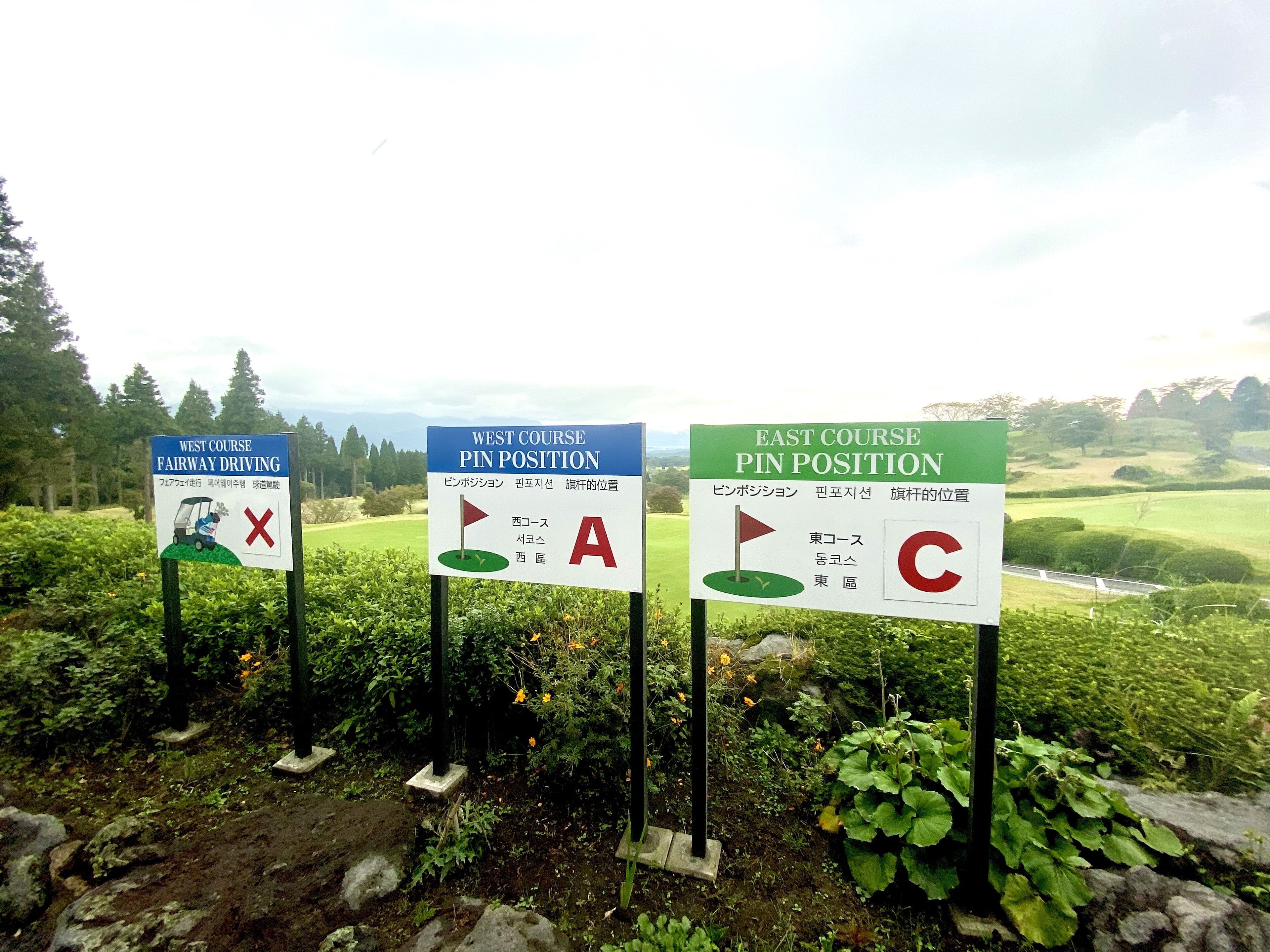 Tres señales de campo de golf con posiciones de clavija A, B y C.