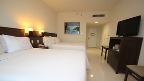 A hotel room with two beds, a television, a desk, and a chair. - Holiday Inn Express Tuxtla Gutierrez La Marimba by IHG (Tuxtla Gutierrez)