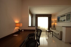 Suite, 1 cama de matrimonio grande | Edredones de plumas, caja fuerte, escritorio y cortinas opacas