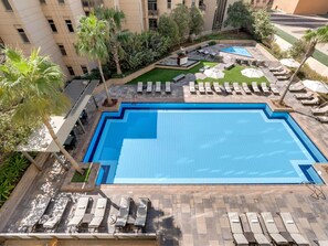 Piscina externa, piscina aquecida, guarda-sóis, espreguiçadeiras