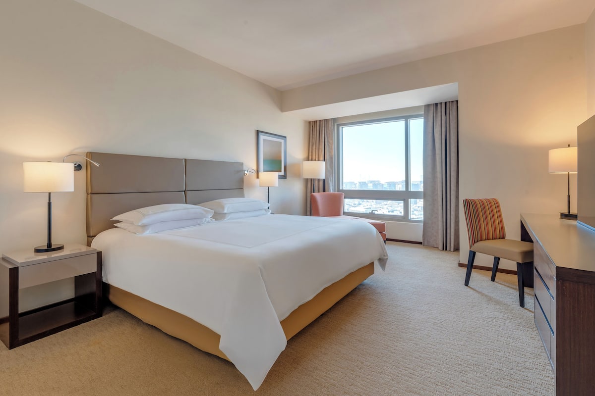 2 bedrooms, minibar, in-room safe, desk
