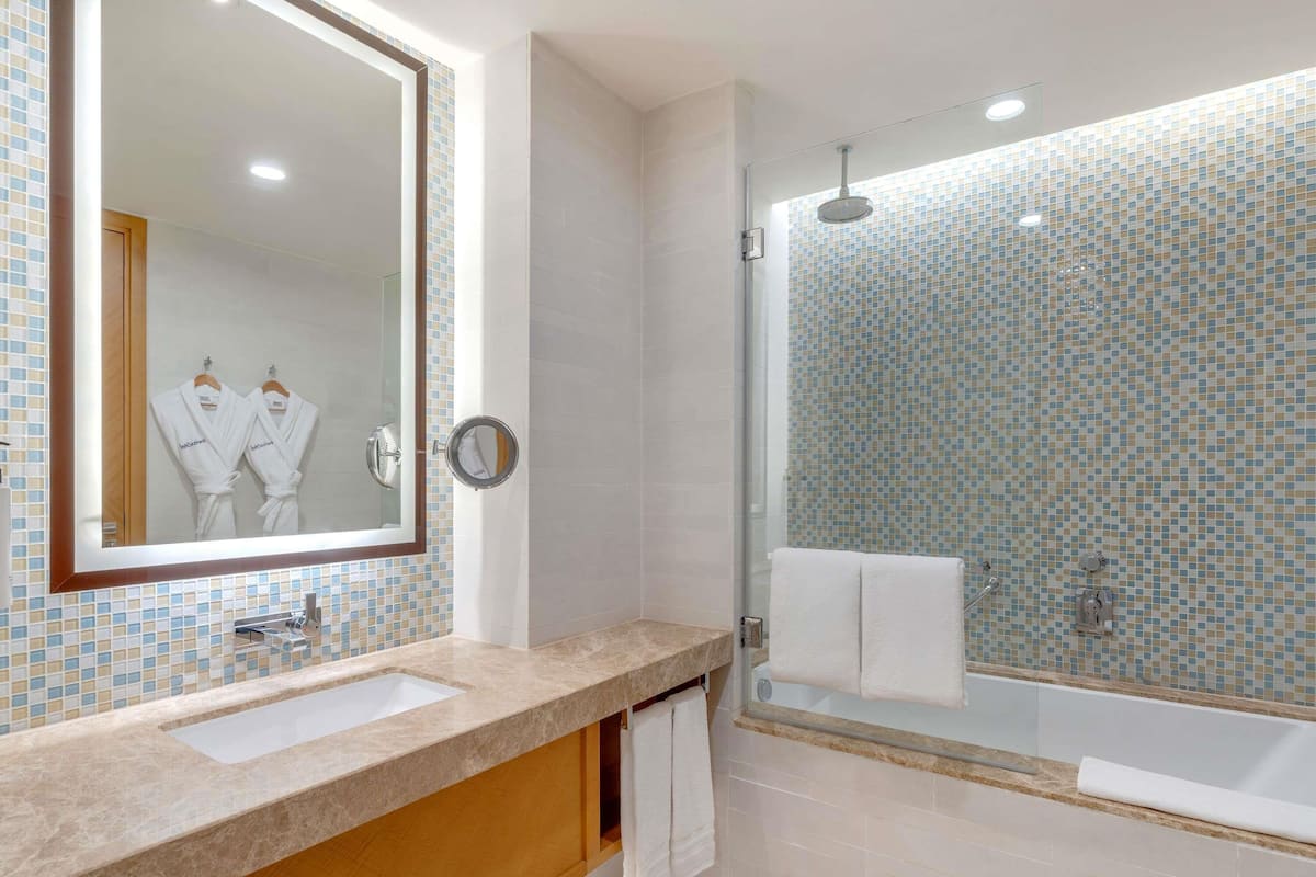 2 phòng ngủ, minibar, két bảo mật tại phòng, bàn