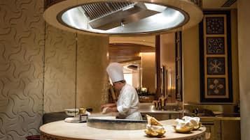 Aperto a colazione, pranzo e cena, cucina internazionale