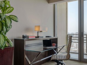 Een minibar, een kluis op de kamer, een bureau, een laptopwerkplek