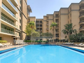 Outdoor pool, a heated pool, pool umbrellas, pool loungers - Swissotel Living Al Ghurair (Dubai)