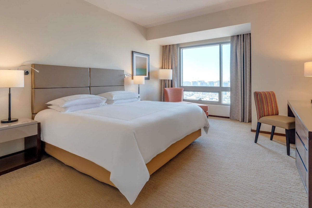 Minibar, coffres-forts dans les chambres, bureau