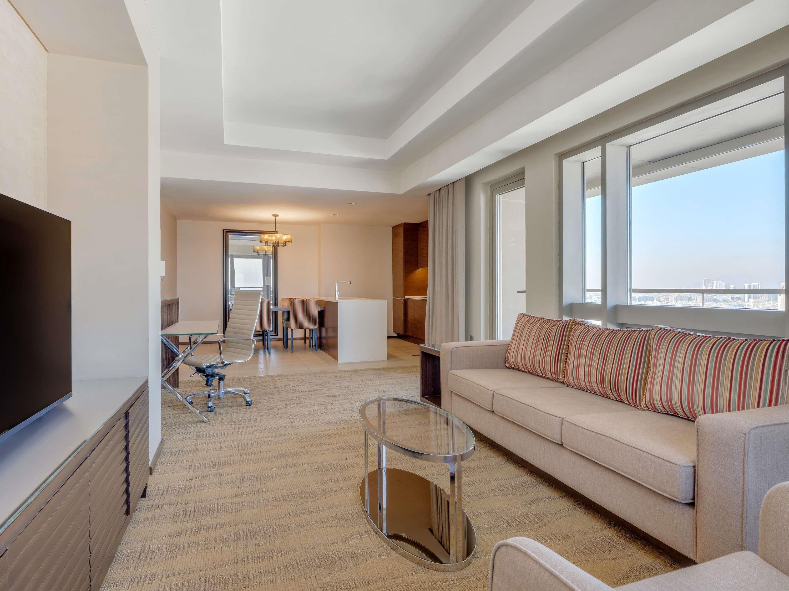 Minibar, coffres-forts dans les chambres, bureau