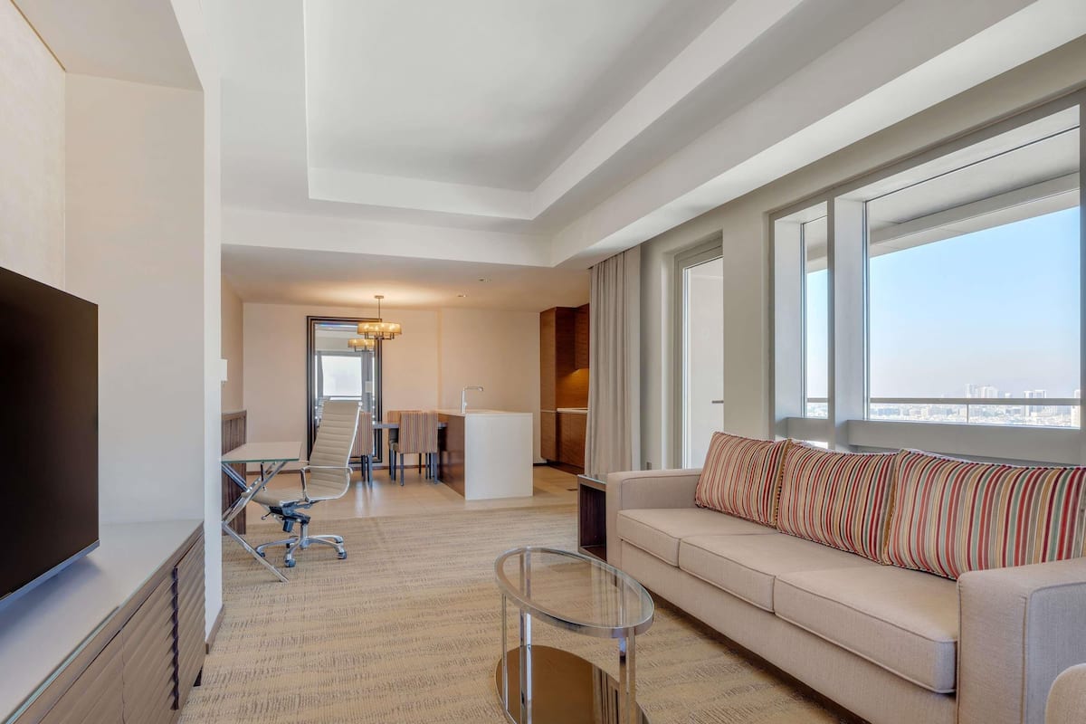 Minibar, coffres-forts dans les chambres, bureau