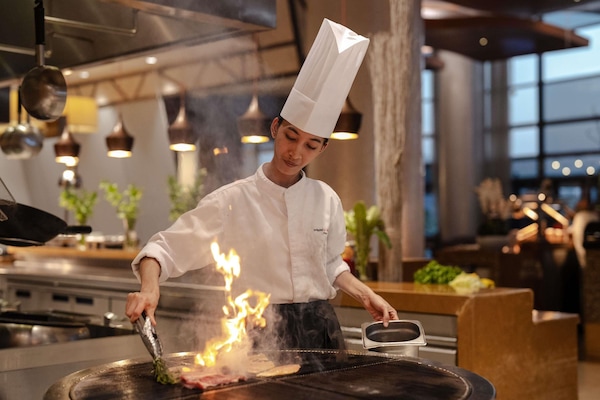 Breakfast, lunch, dinner served; international cuisine