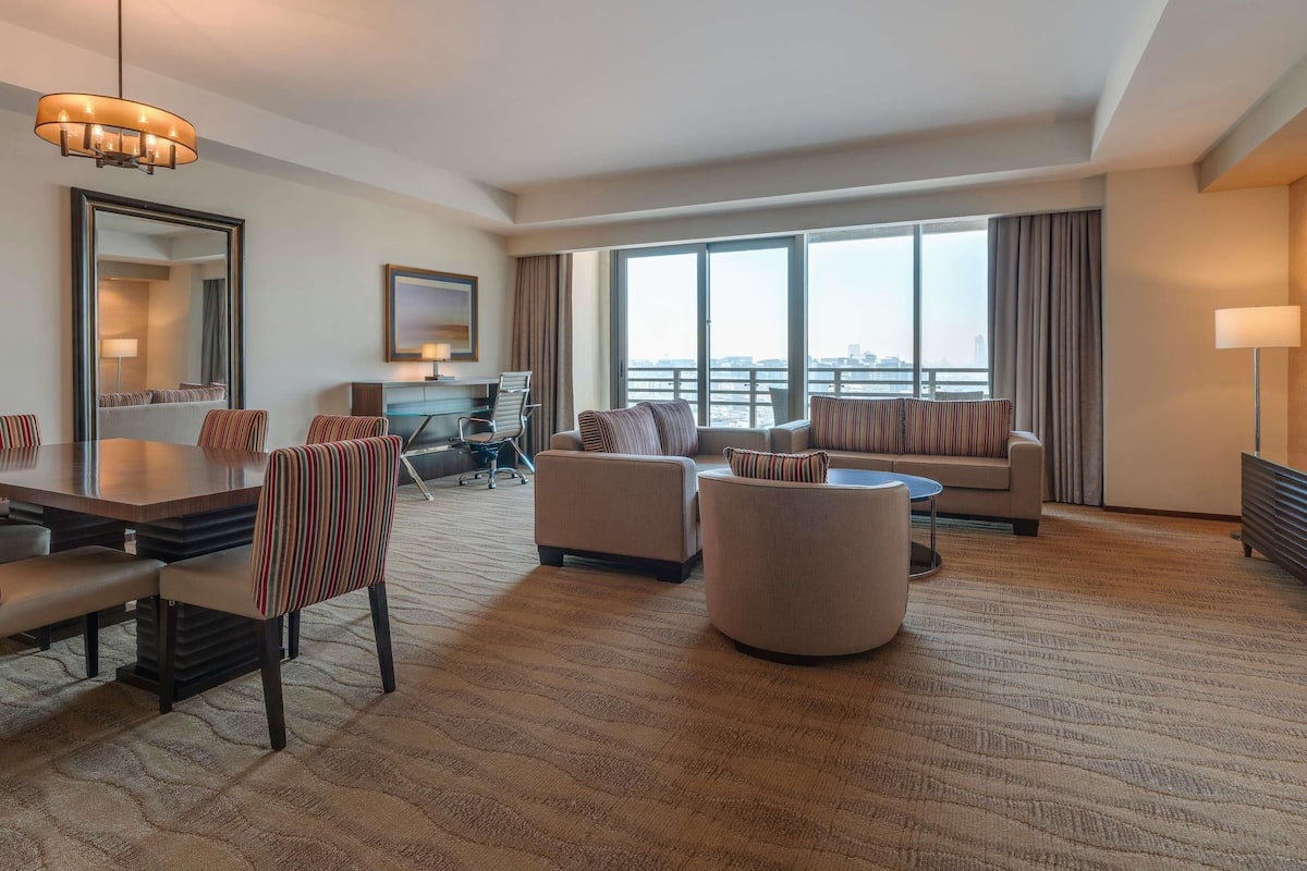 Minibar, coffres-forts dans les chambres, bureau