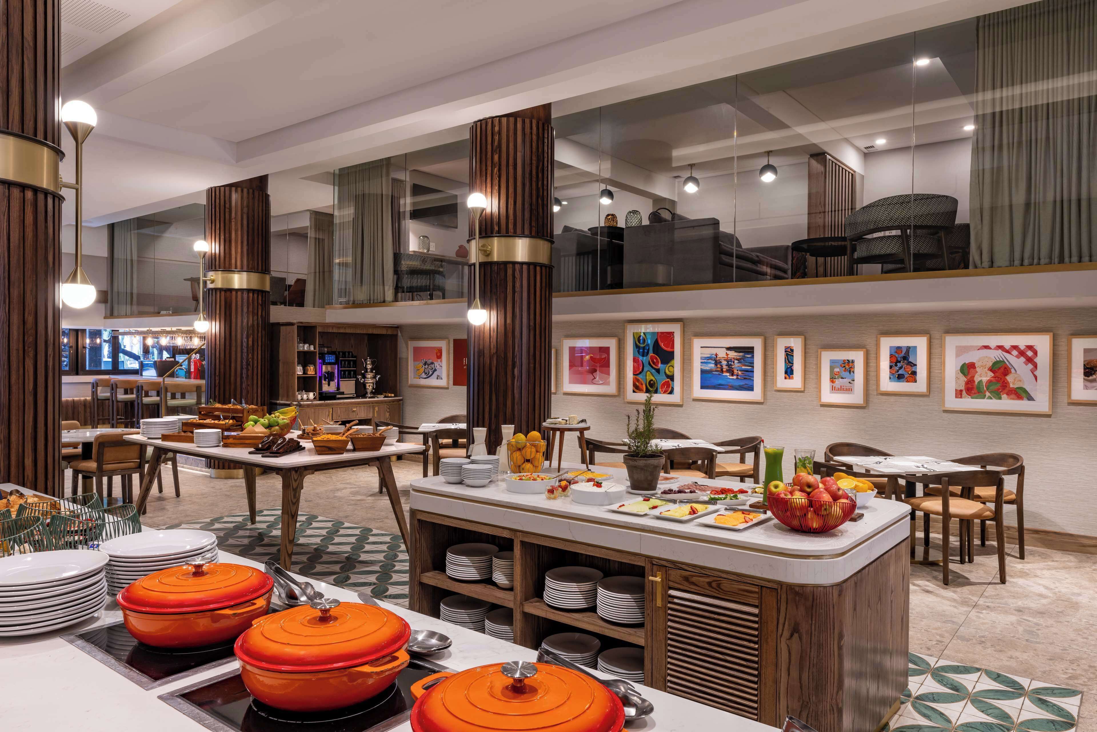 Daily buffet breakfast (ZAR 195 per person)