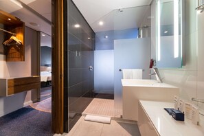 Shower, free toiletries, hair dryer, towels - Radisson Hotel Cape Town Foreshore (Cape Town)