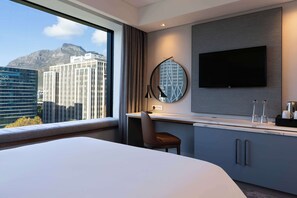 Standard Room, Mountain View | Premium bedding, minibar, in-room safe, individually decorated - Radisson Hotel Cape Town Foreshore (Cape Town)