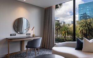 Studio, Mountain View | Premium bedding, minibar, in-room safe, individually decorated - Radisson Hotel Cape Town Foreshore (Cape Town)