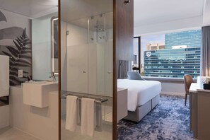 Premium Room, Mountain View (High Floor) | Premium bedding, minibar, in-room safe, individually decorated - Radisson Hotel Cape Town Foreshore (Cape Town)