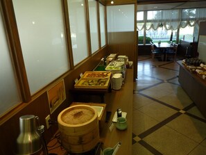 Daily buffet breakfast (JPY 1500 per person)