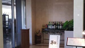 Ein Restaurant mit einer Schanze, die die Öffnungszeiten anzeigt.