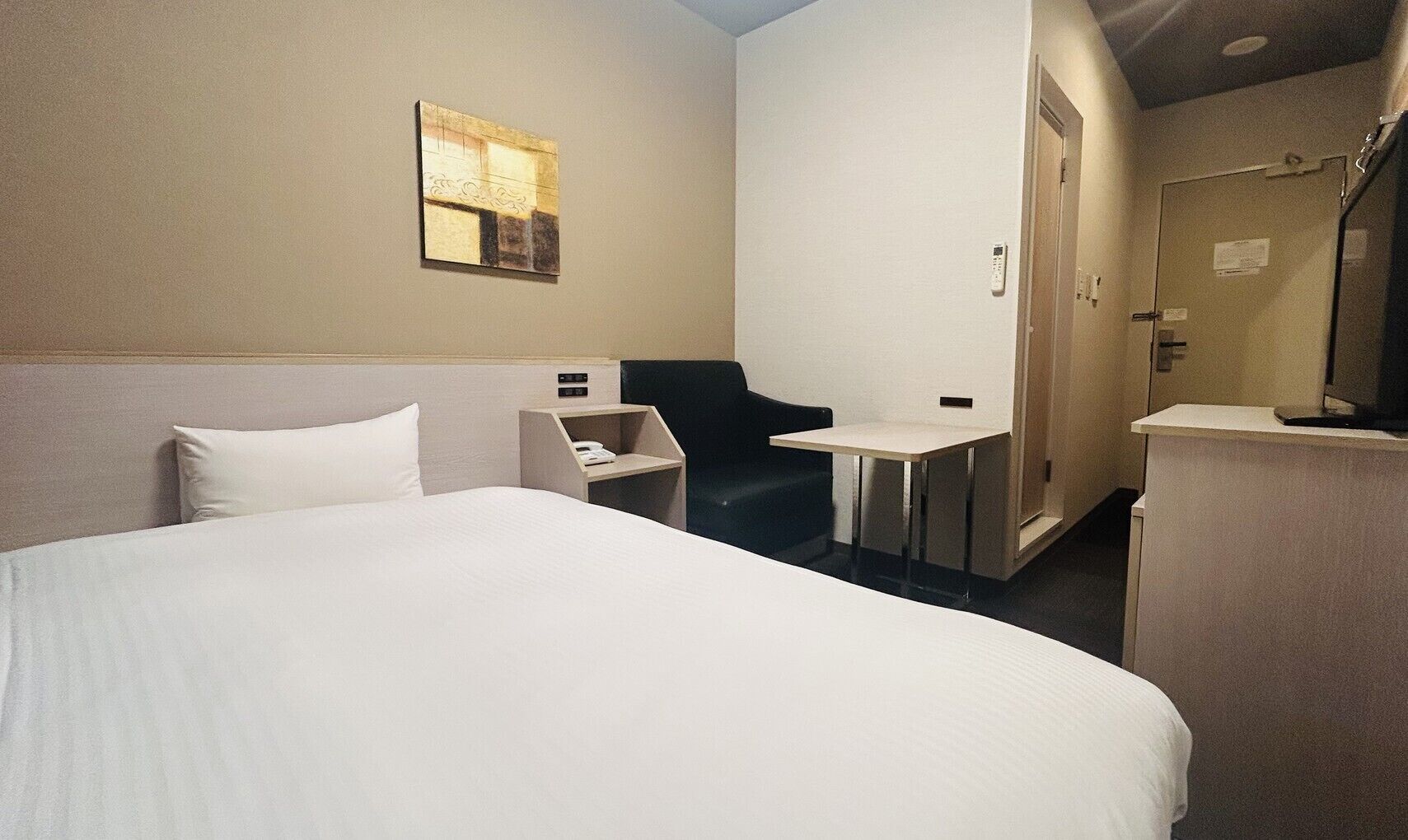 Escritorio, wifi gratis, ropa de cama