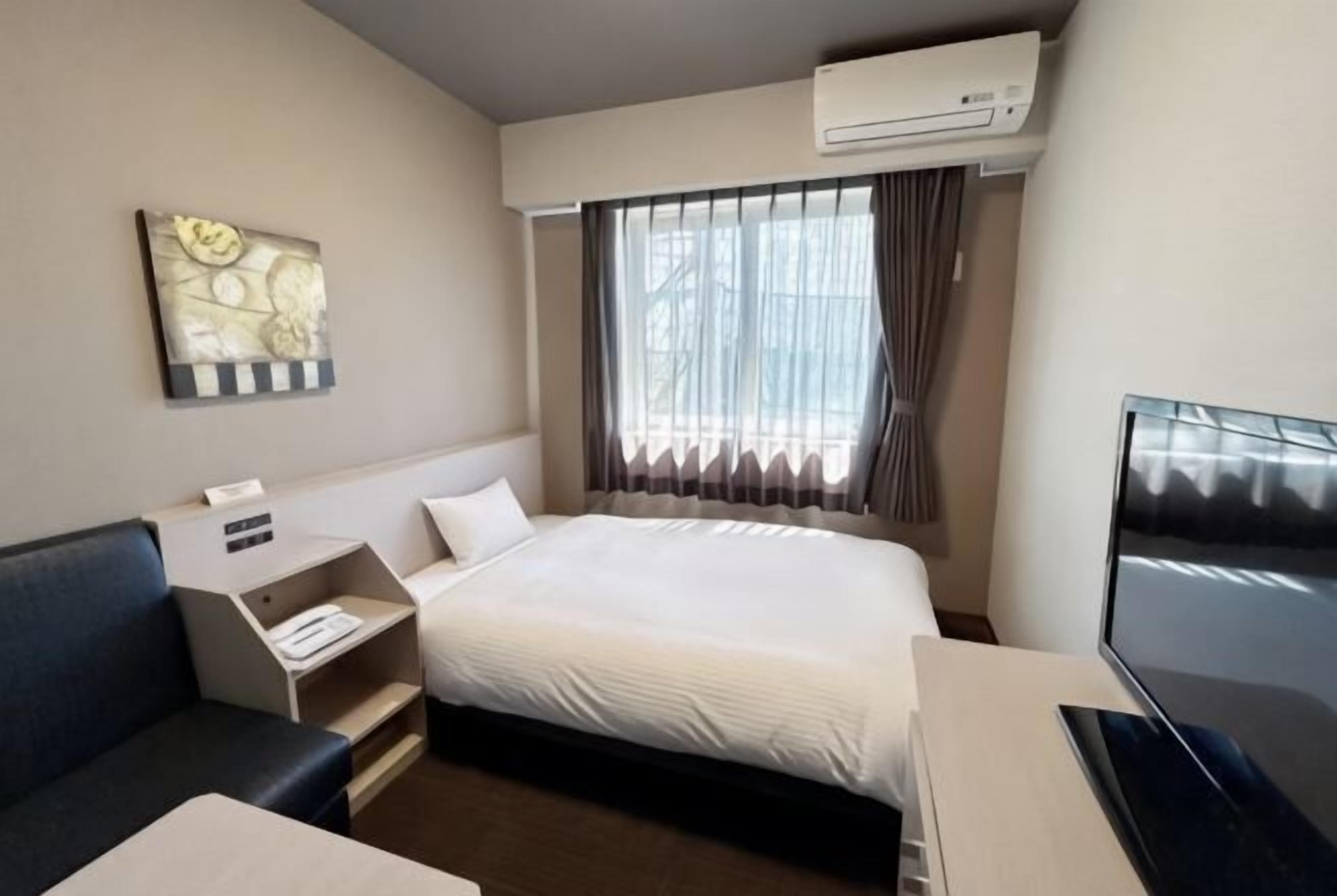 Escritorio, wifi gratis y ropa de cama 