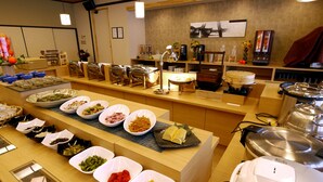 A buffet setup with various food items and beverages. - Route-Inn Grantia Fukuokamiyawaka-wakitaonsen- (Miyawaka)