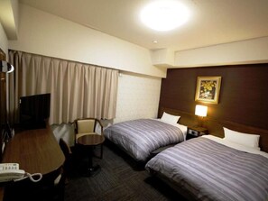 Desk, blackout drapes, iron/ironing board, free WiFi - Hotel Route-Inn Yokohama Bashamichi (Yokohama)