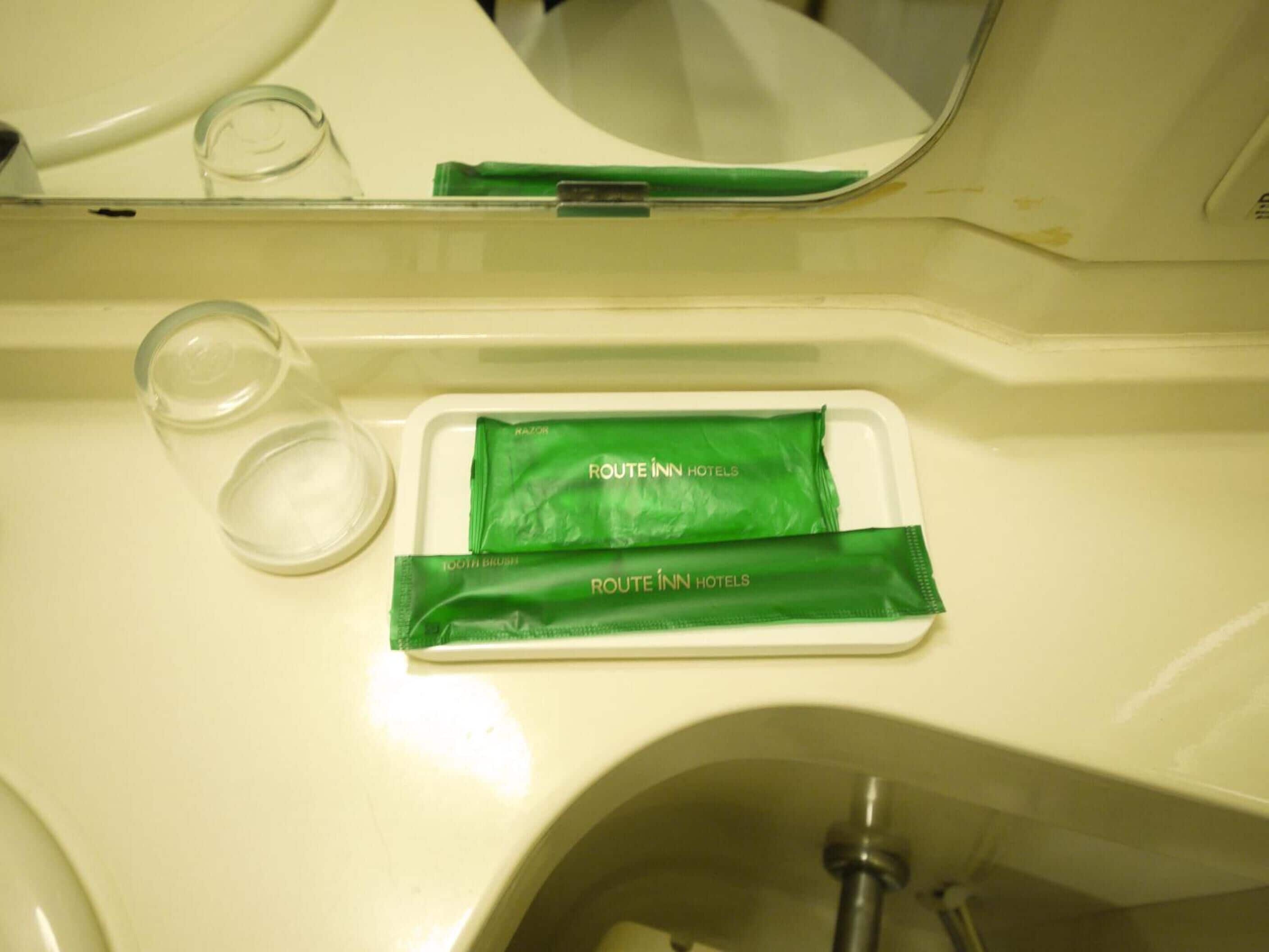 combined shower/bathtub, free toiletries, slippers, electronic bidet