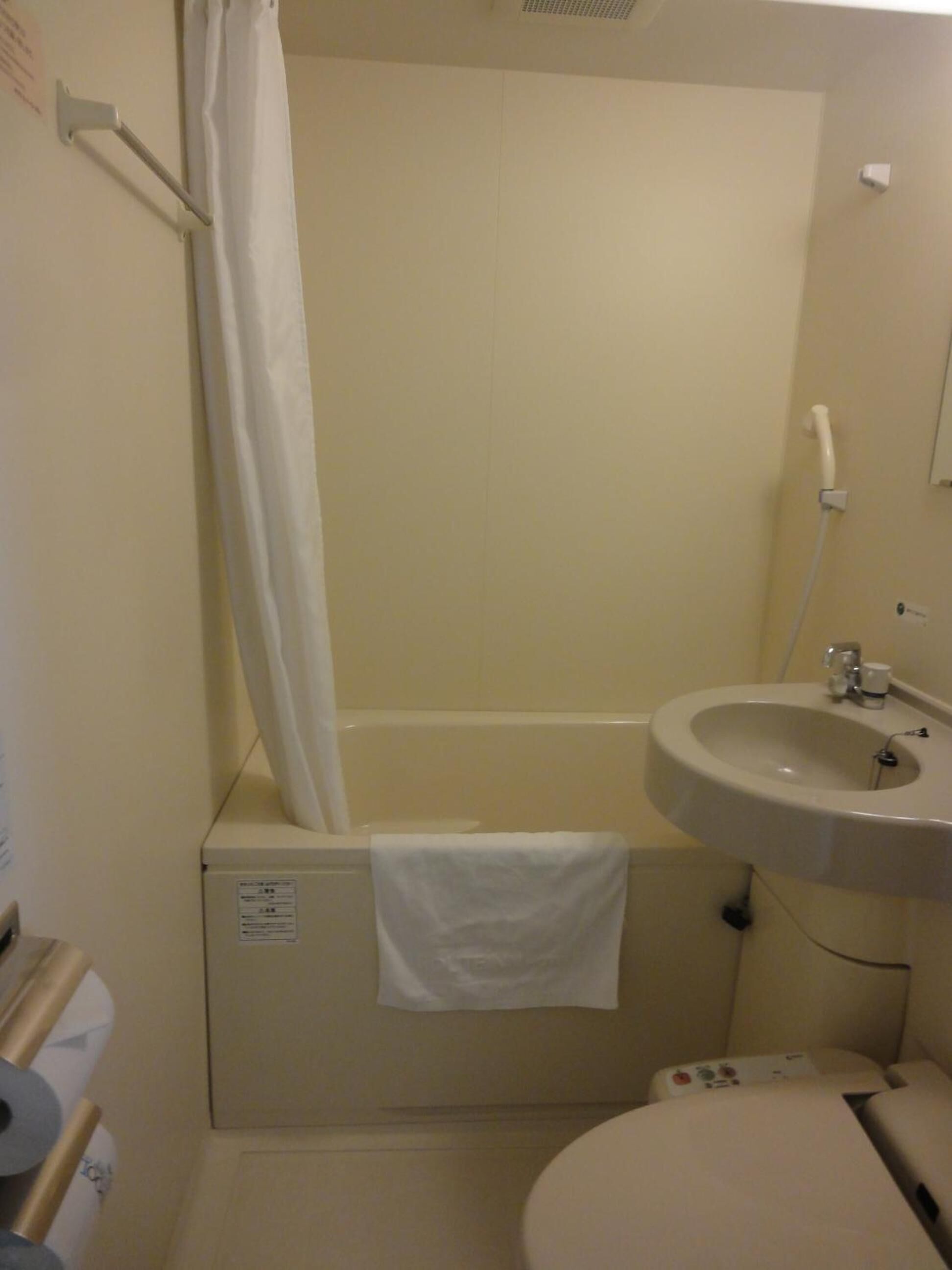 combined shower/bathtub, free toiletries, slippers, electronic bidet