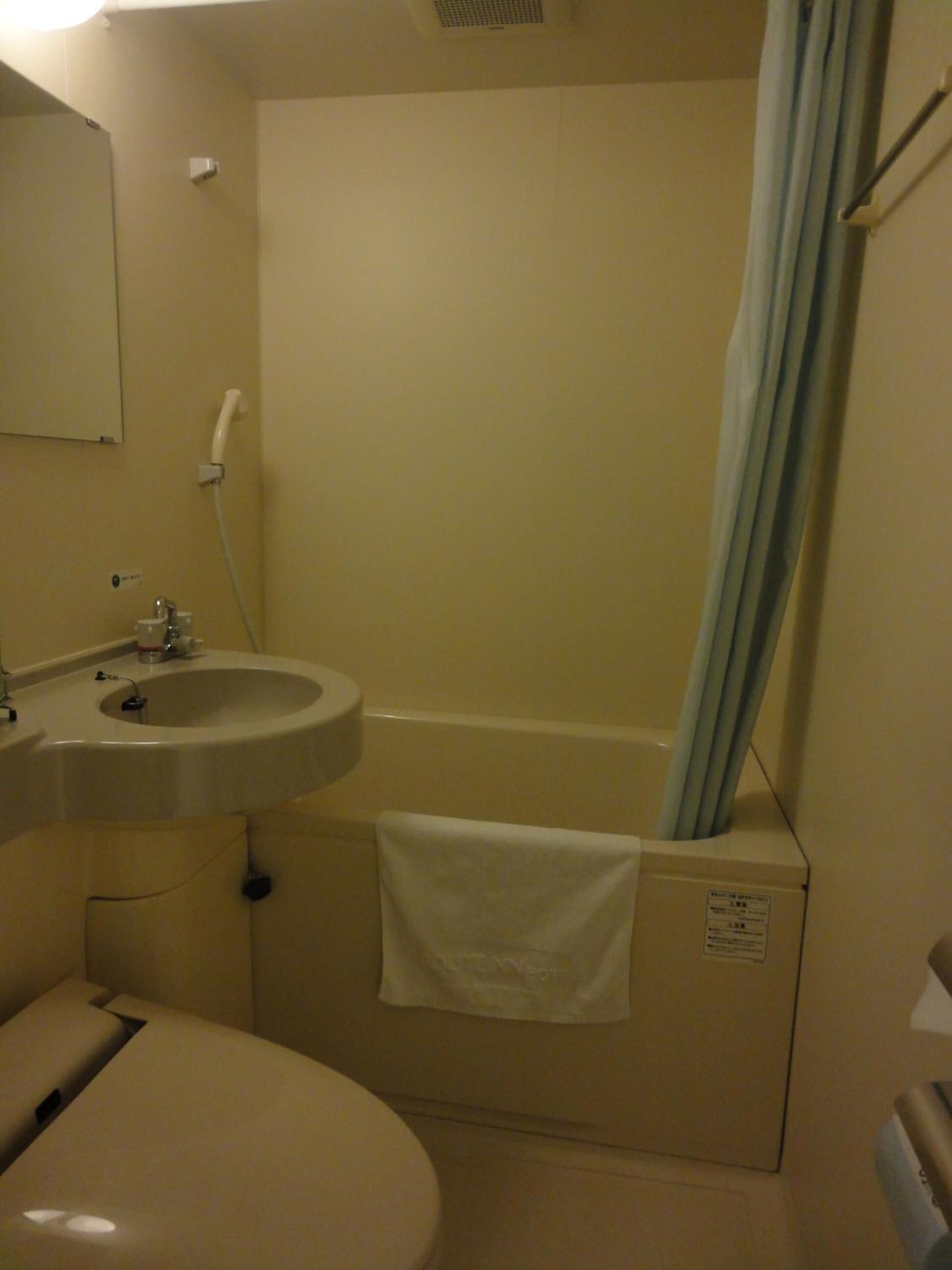 combined shower/bathtub, free toiletries, slippers, electronic bidet