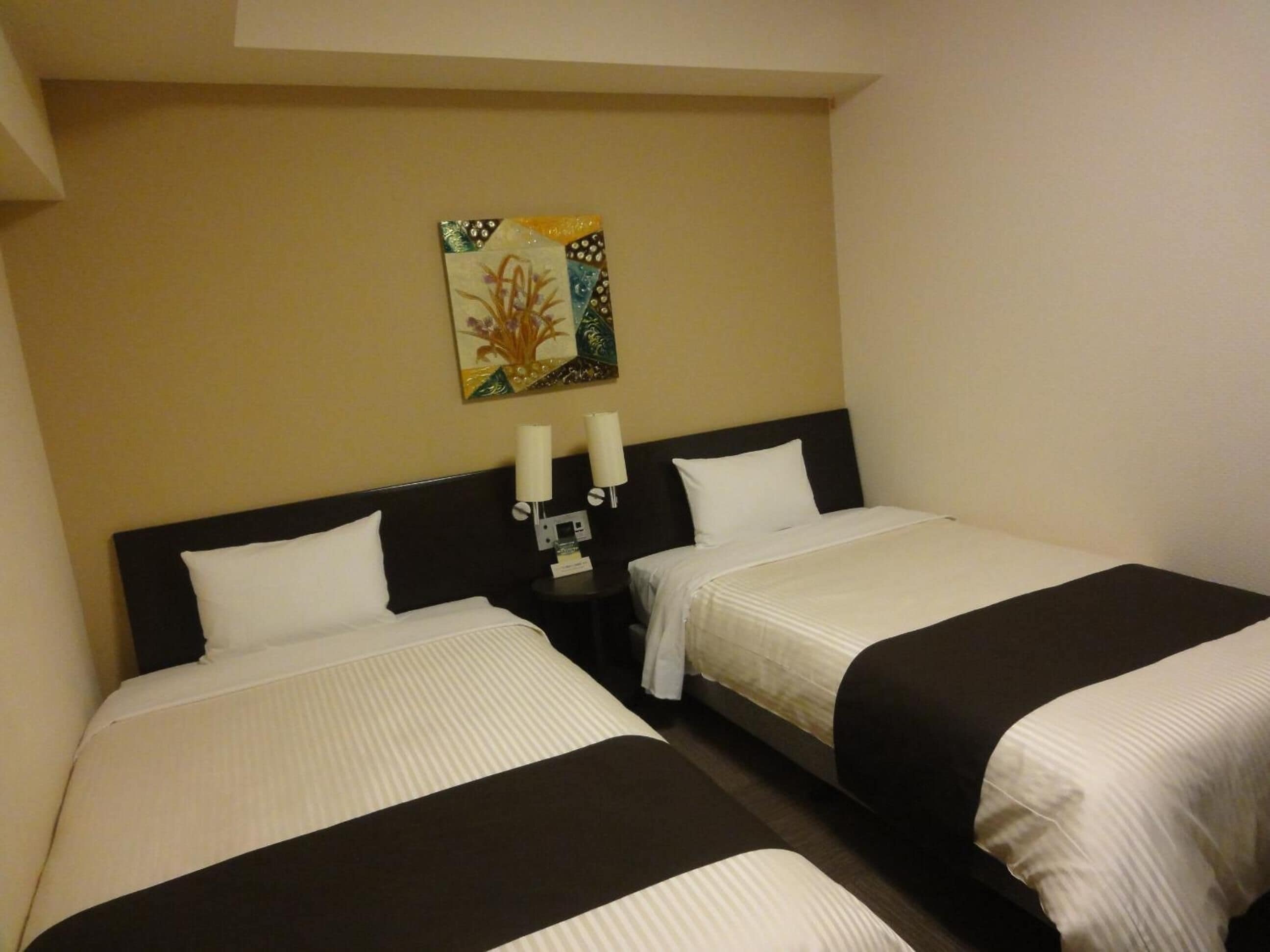 Escritorio, cortinas opacas, tabla de planchar con plancha y wifi gratis