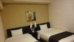 A hotel room with two beds, a nightstand with two lamps, and a wall-mounted painting. - Hotel Route-Inn Yokohama Bashamichi (Yokohama)