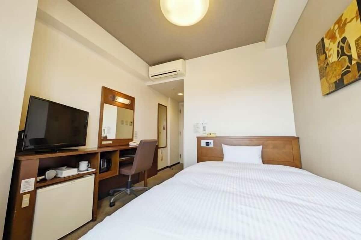 Escritorio, wifi gratis, ropa de cama