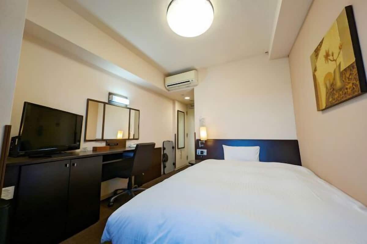 Escritorio, wifi gratis, ropa de cama