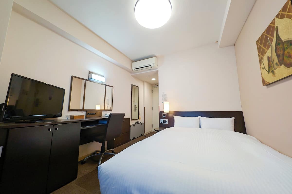 Escritorio, wifi gratis, ropa de cama