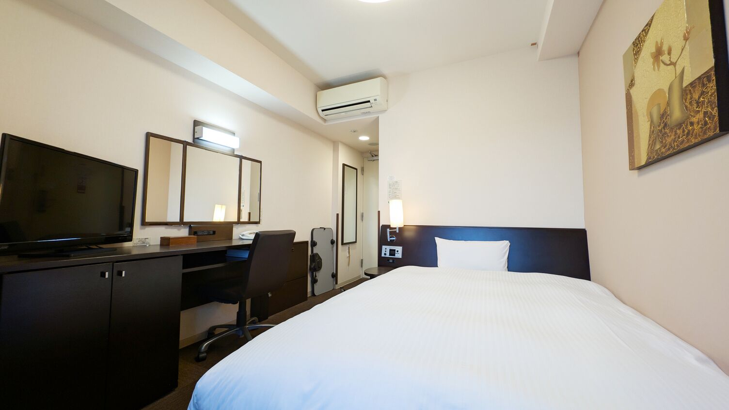 Escritorio, wifi gratis y ropa de cama 