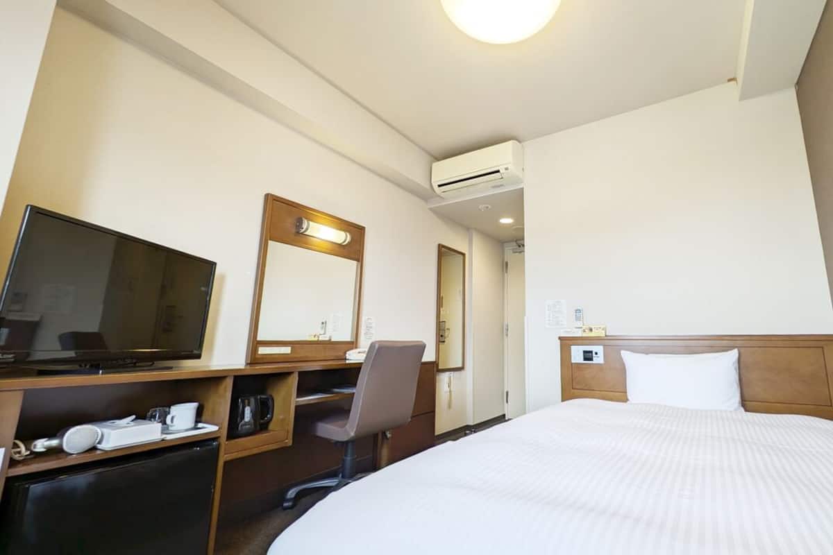 Escritorio, wifi gratis y ropa de cama