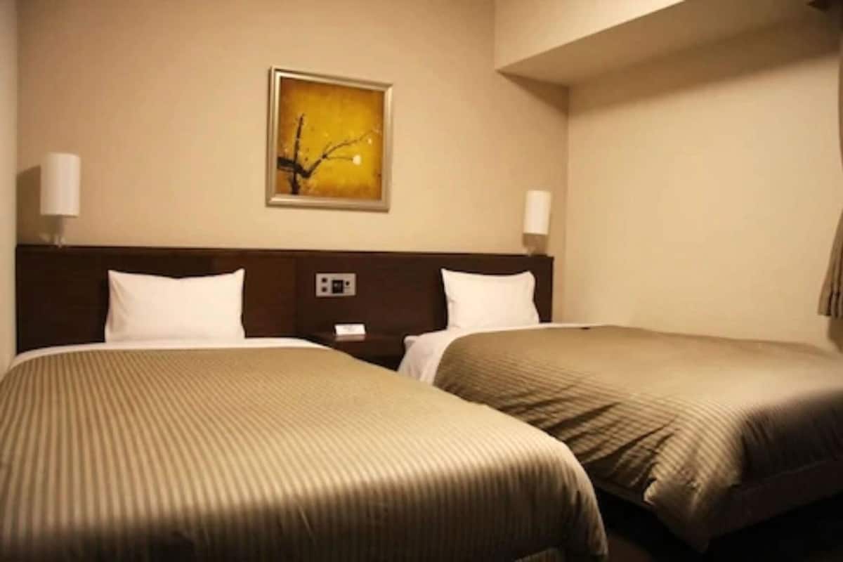 Cofres nos quartos, escrivaninha, ferros/tábuas de passar roupa