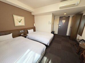 A hotel room with two beds, a bedside table, a lamp, a picture on the wall, and an air conditioning unit. - Hotel Route Inn Nagoya Imaike Ekimae (Nagoya)
