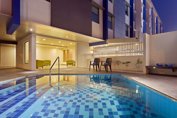 Outdoor pool - Hampton by Hilton Vadodara-Alkapuri (Vadodara)