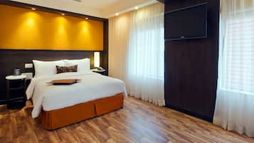 Room, 1 Queen Bed, Non Smoking | Premium bedding, down duvets, in-room safe, blackout curtains