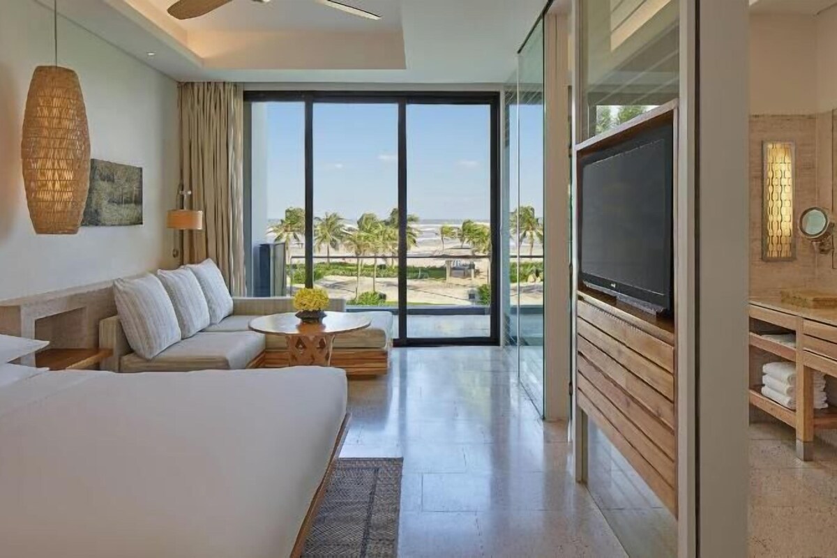 Minibar, in-room safe, laptop workspace, blackout drapes